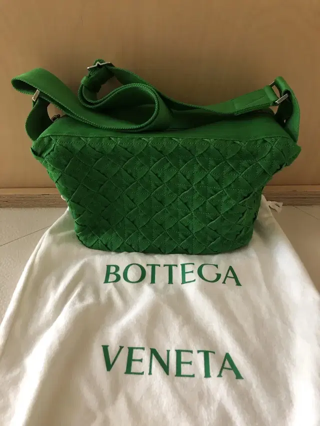 보테가베네타(Bottega Veneta) 위빙 크로스바디백