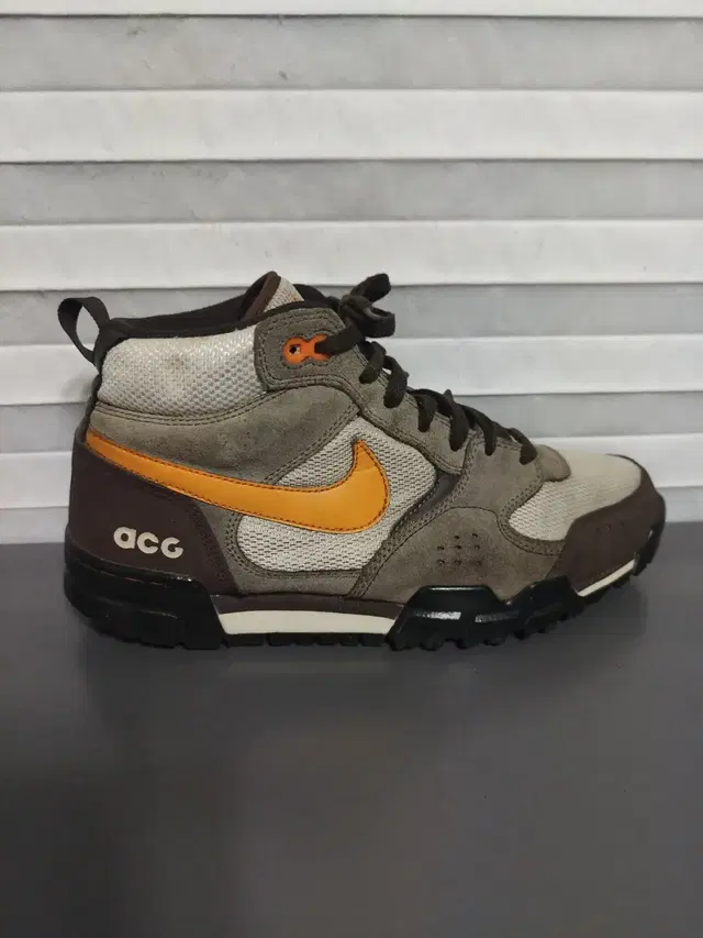 265mm 나이키 ACG 파이로클라스트 미드 등산화