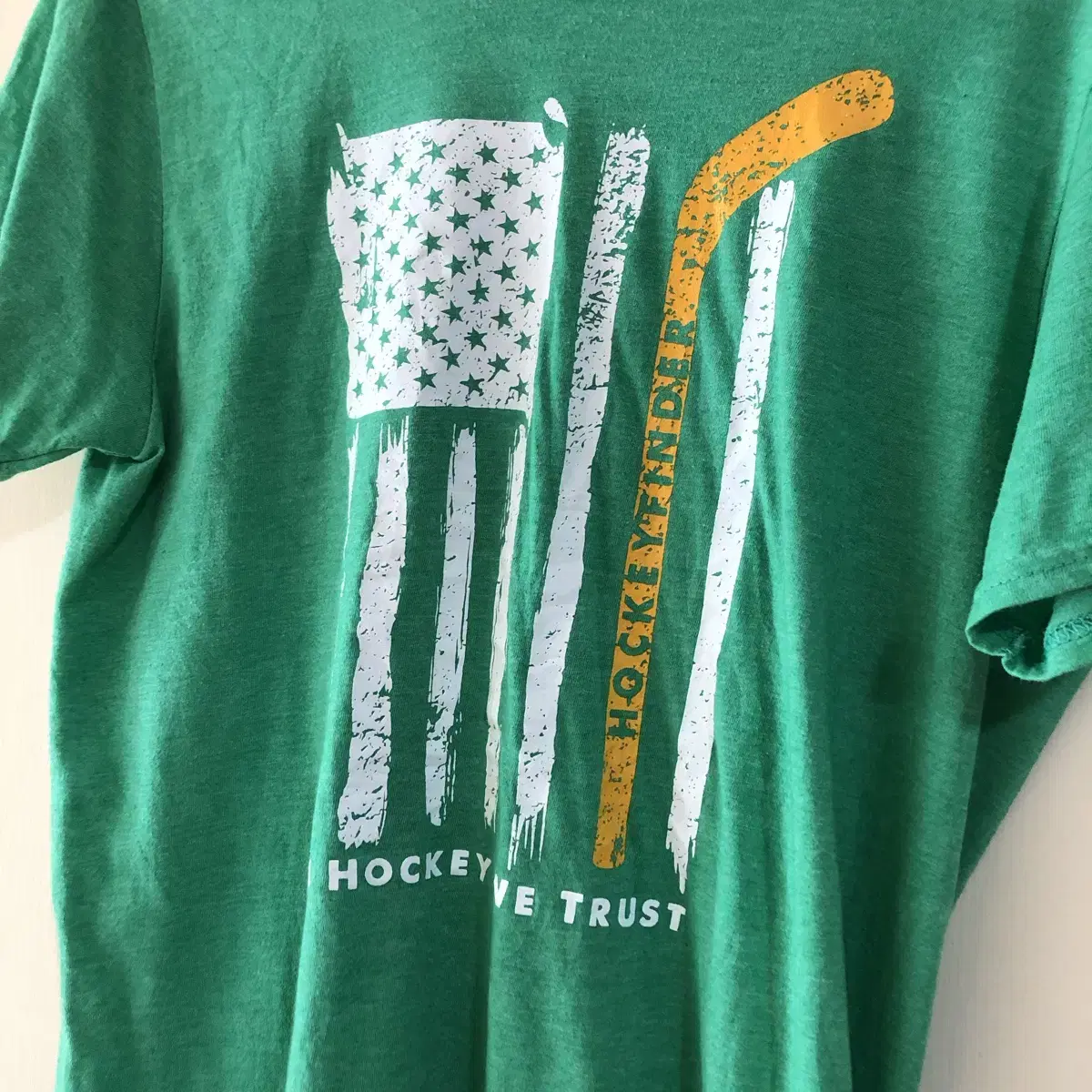 Vintage hockeyfinder green t