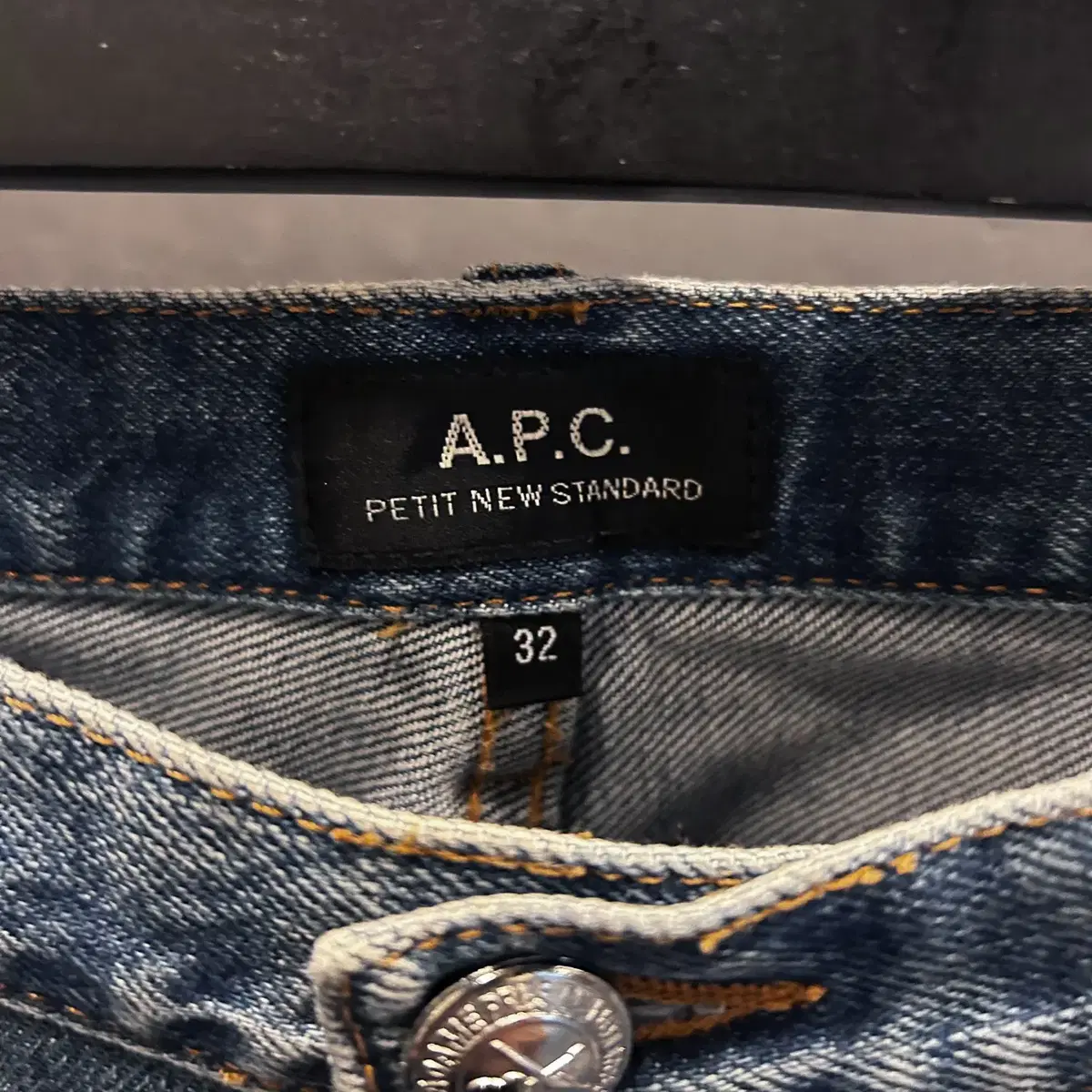 A.P.C. 아페쎄 중청 워싱 데님 팬츠 포켓 버튼 디테일 일자핏