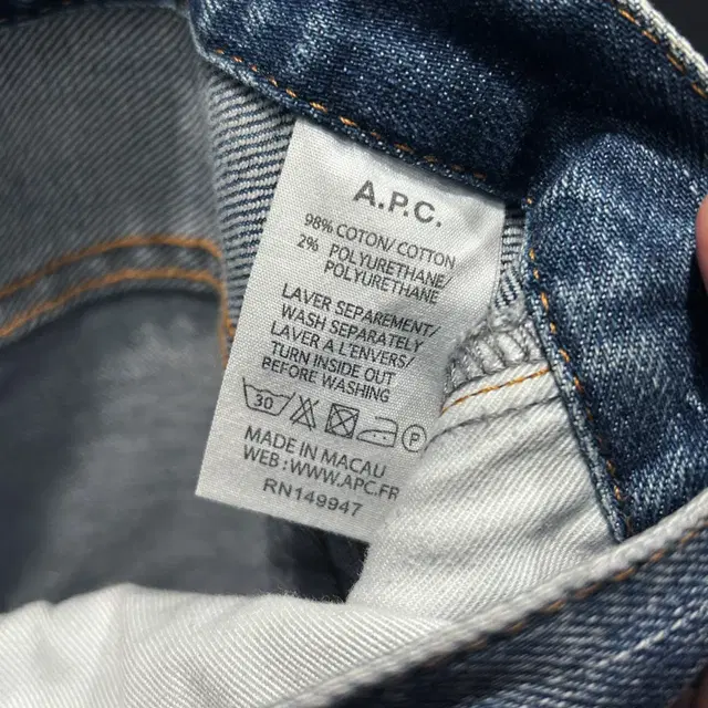 A.P.C. 아페쎄 중청 워싱 데님 팬츠 포켓 버튼 디테일 일자핏