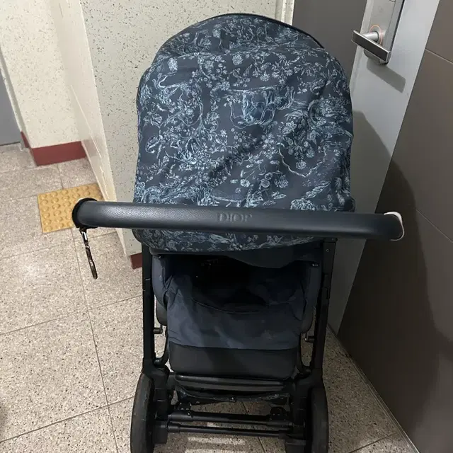 디올유모차 DIOR KINDERWAGEN