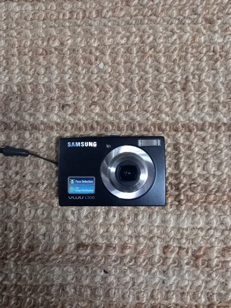 Samsung VLUU L100 Digital Camera