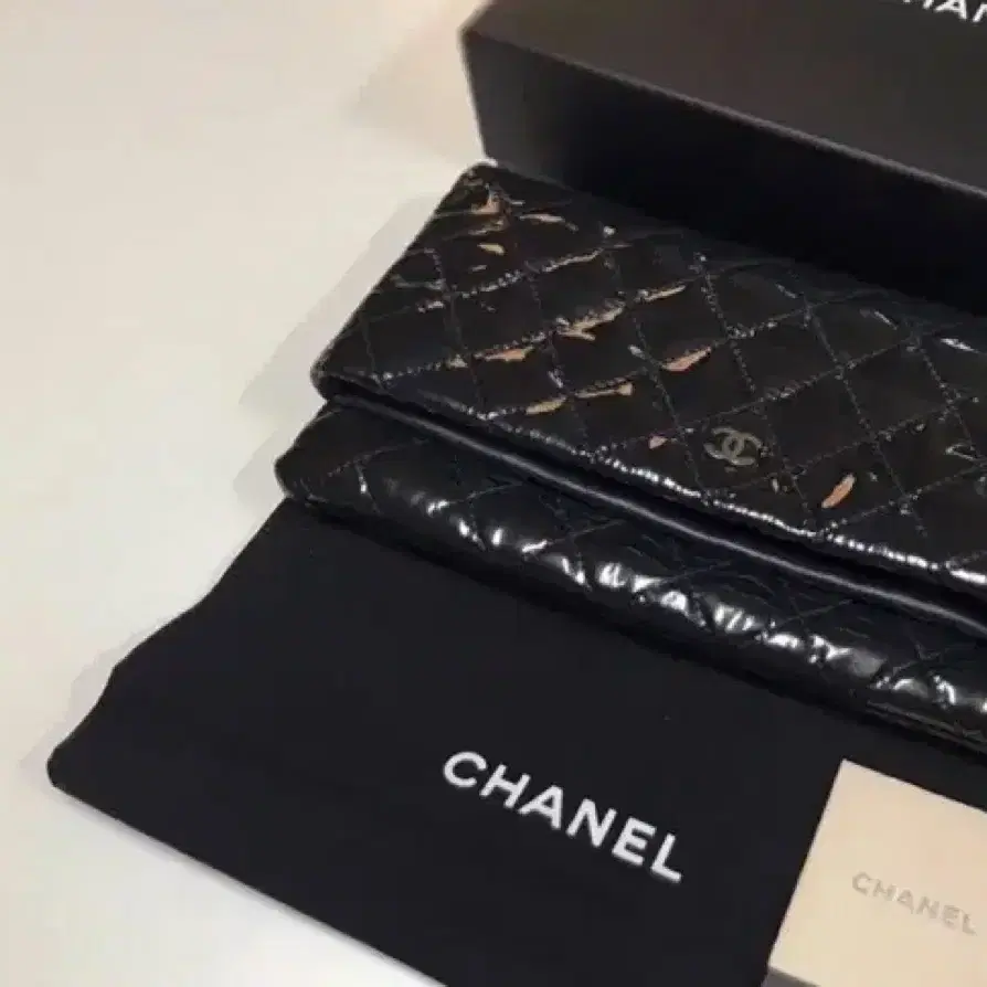 CHANEL Patent Leather Clutch 샤넬 애나멜 클러치_