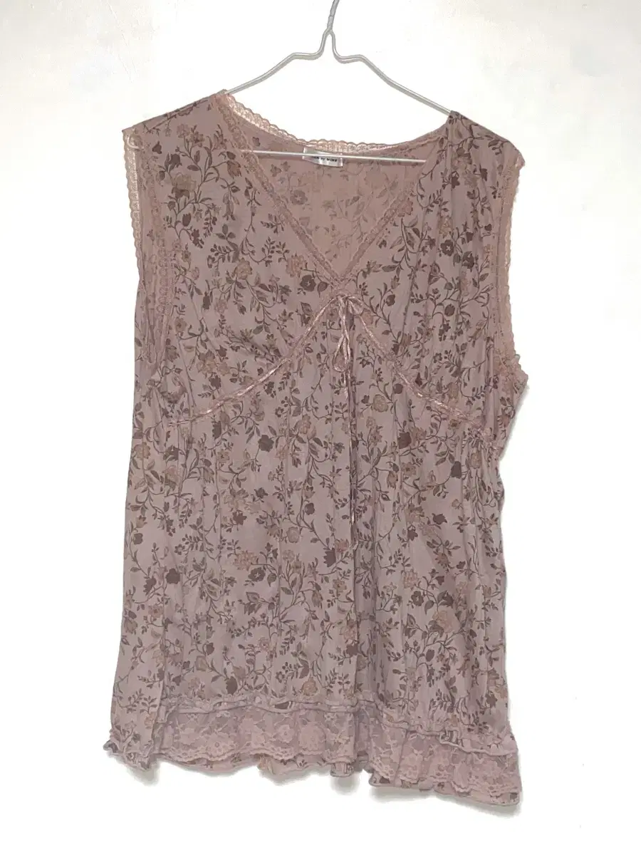 Vintage hemline lace sleeveless indie pink floral hagumori look