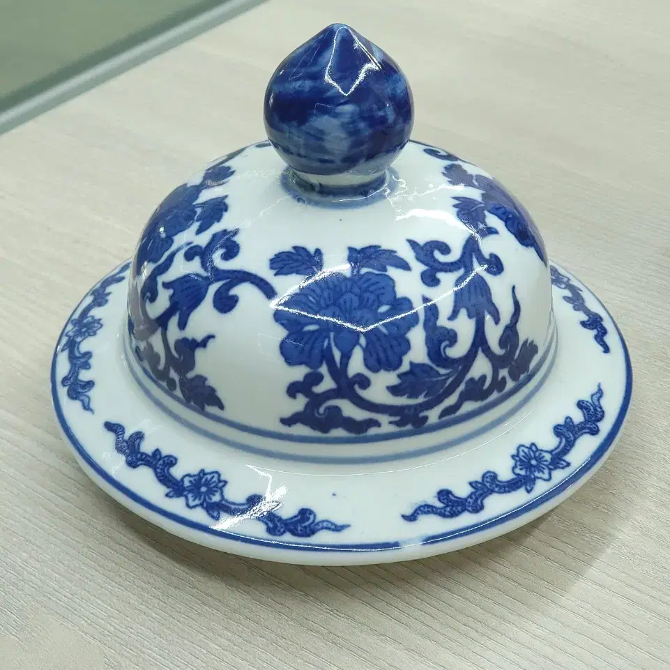 중국도자기-본햄낙찰-A BLUE AND WHITE COVERED