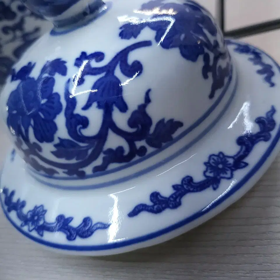 중국도자기-본햄낙찰-A BLUE AND WHITE COVERED