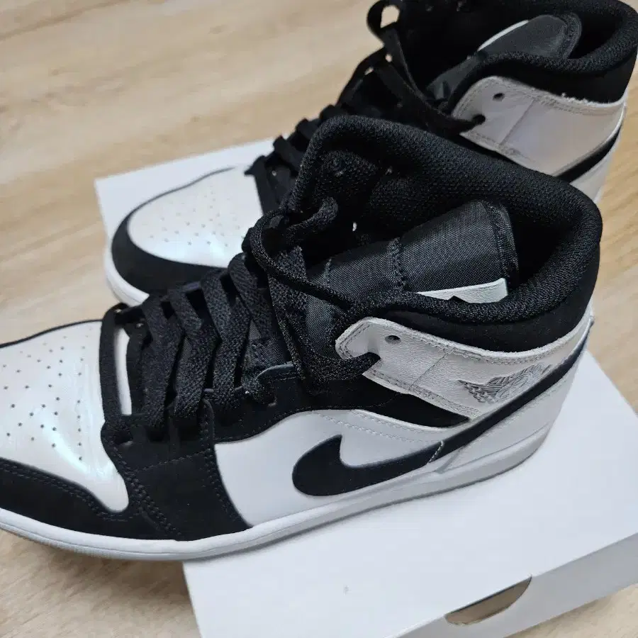 Jordan 1 Mid SE Diamond