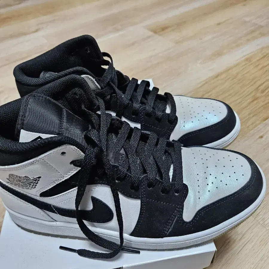 Jordan 1 Mid SE Diamond