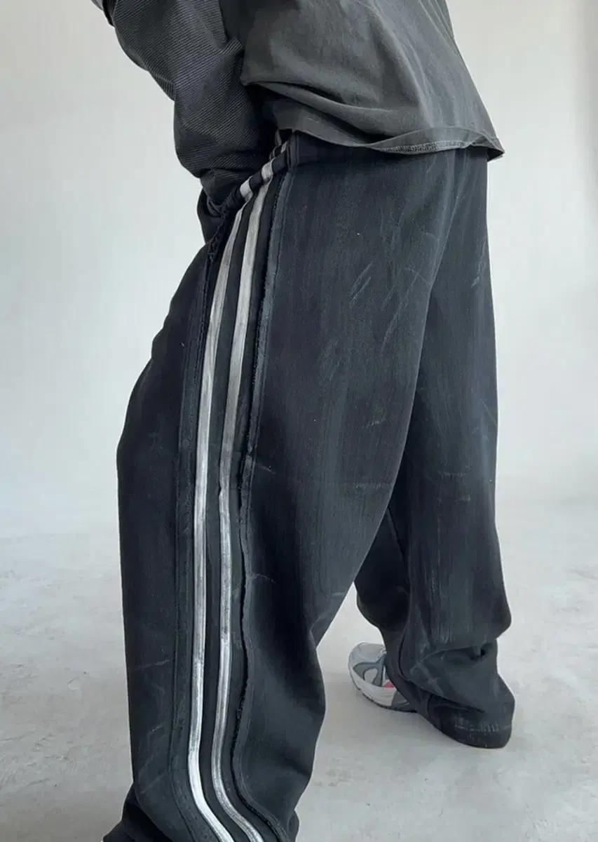 (새상품) Coln 54 dirty track pants