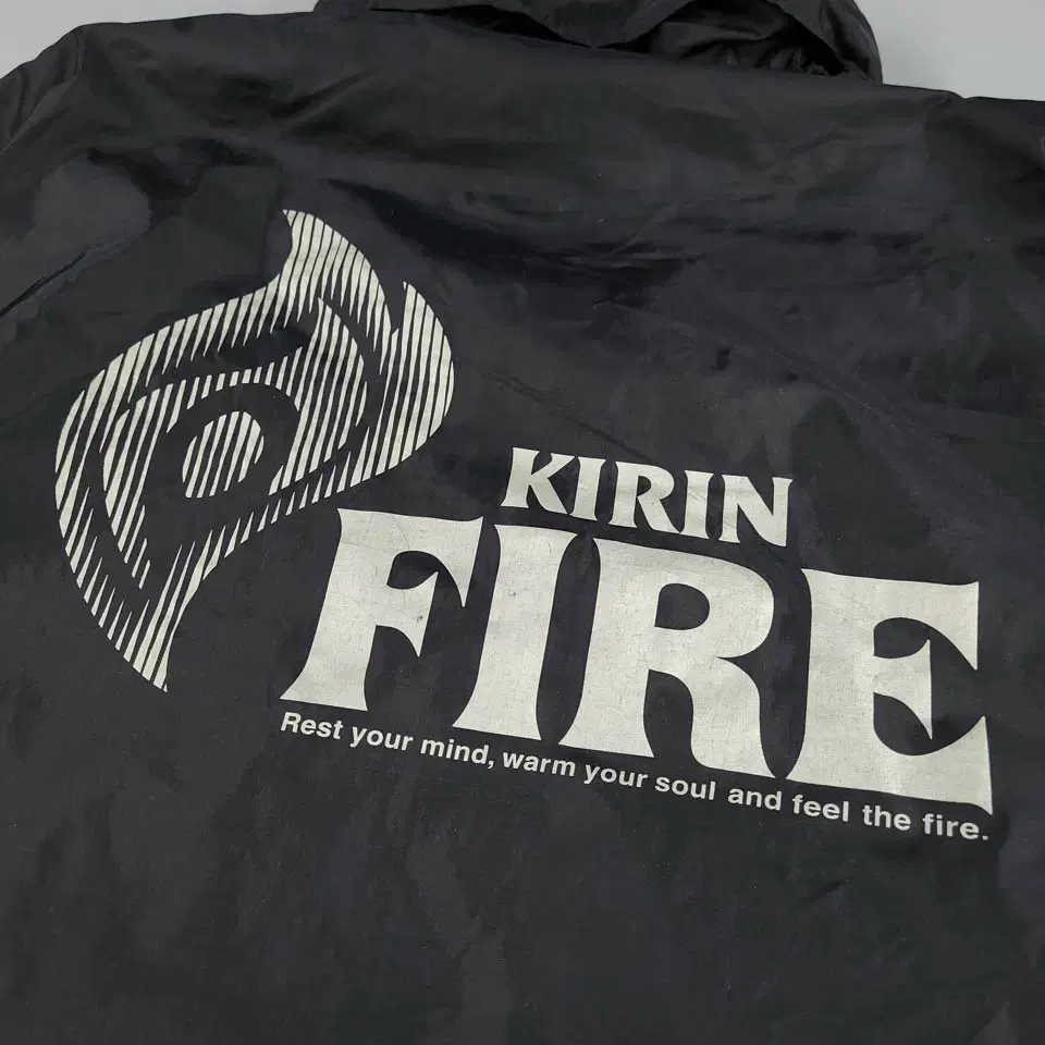 KIRIN 기린 파이어 블랙 화이트 백프린팅 나일론100 우븐 히든후드