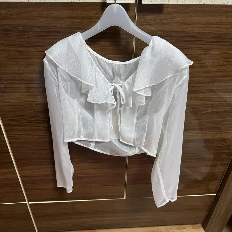 (새상품) 오버듀플레어 glossy frill blouse