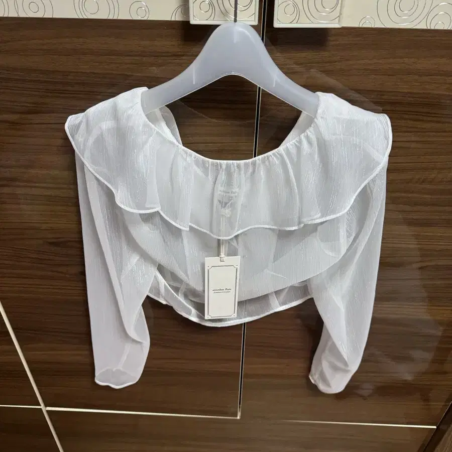 (새상품) 오버듀플레어 glossy frill blouse