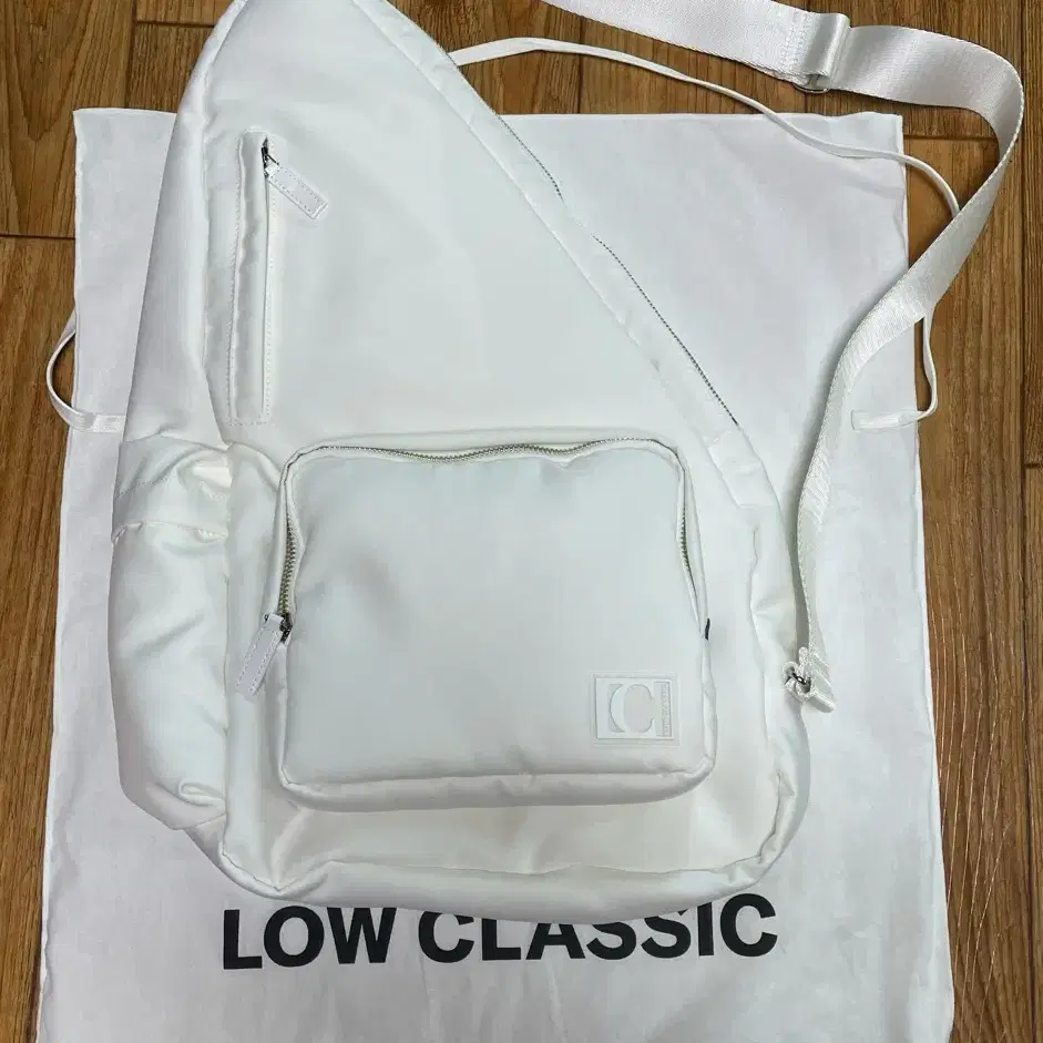 [새상품]로우클래식 가방 Recycled sling bag-White