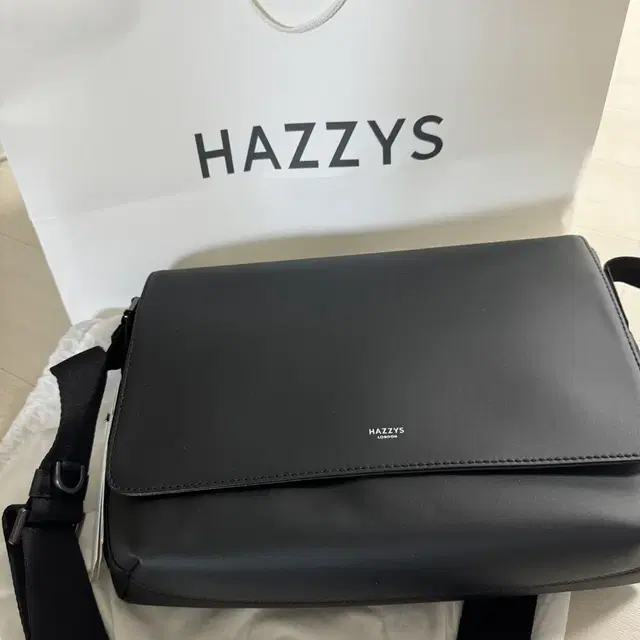 HAZZYS 헤지스 남성 블랙  가죽 크로스 가방 (새제품)