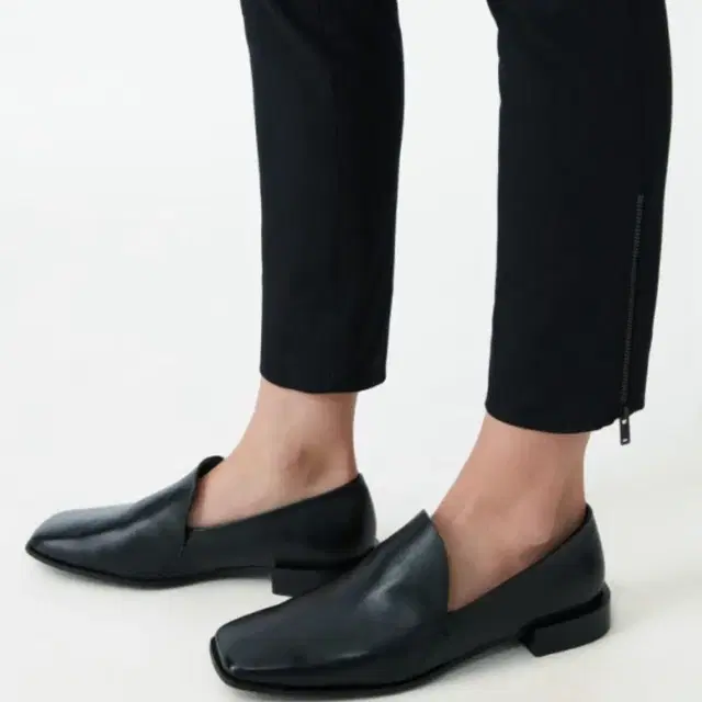 코스 레더 로퍼블랙 / LEATHER LOAFERS WITH GEOMET