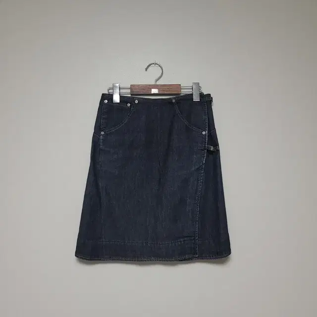 (26) LEVI'S 리바이스 엔지니어드 데님 랩스커트