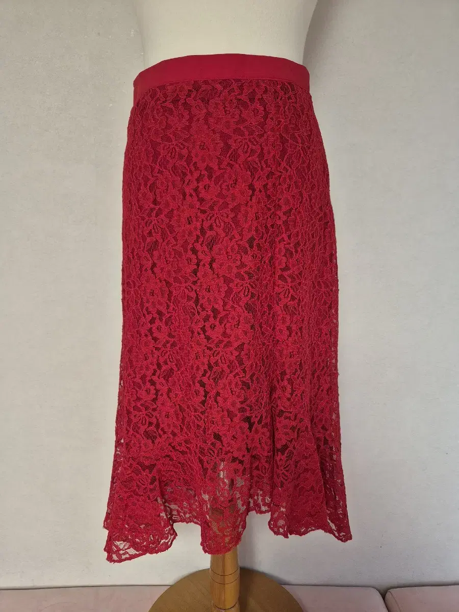 Unbalanced lace skirt