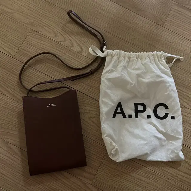 아페쎄 apc 제이미 넥 파우치 넛 브라운 가방