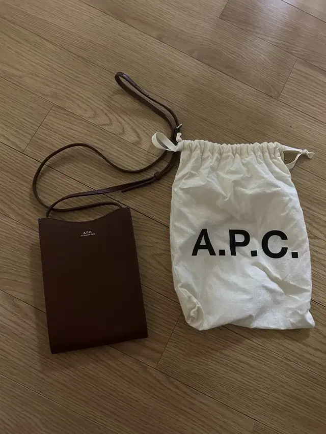 아페쎄 apc 제이미 넥 파우치 넛 브라운 가방