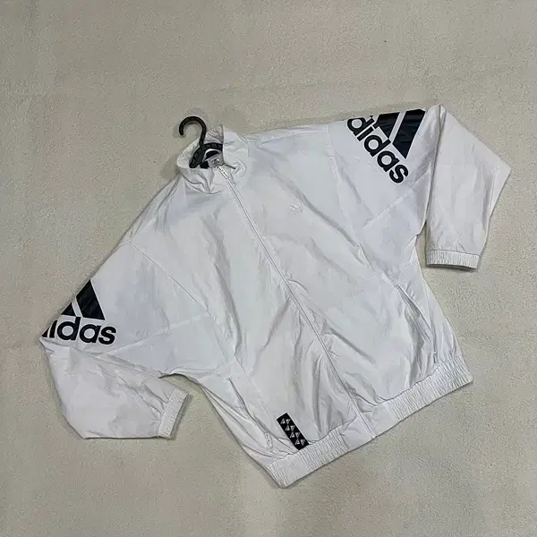 L Adidas Brand Love Woven Jacket Windbreaker B.2051