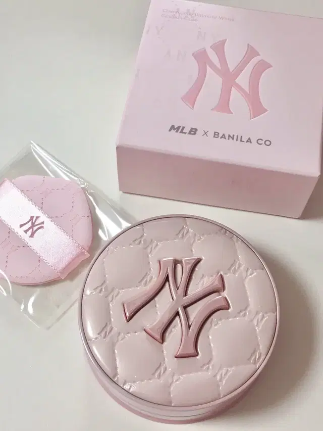 바닐라코 x MLB 화이트 쿠션 PINK EDITION 미개봉 새상품