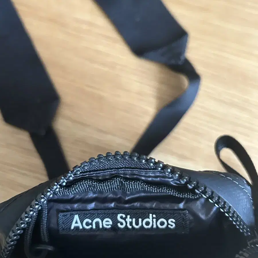 (Acne Studios) 아크네 스튜디오 로고 장식 포켓백 블랙