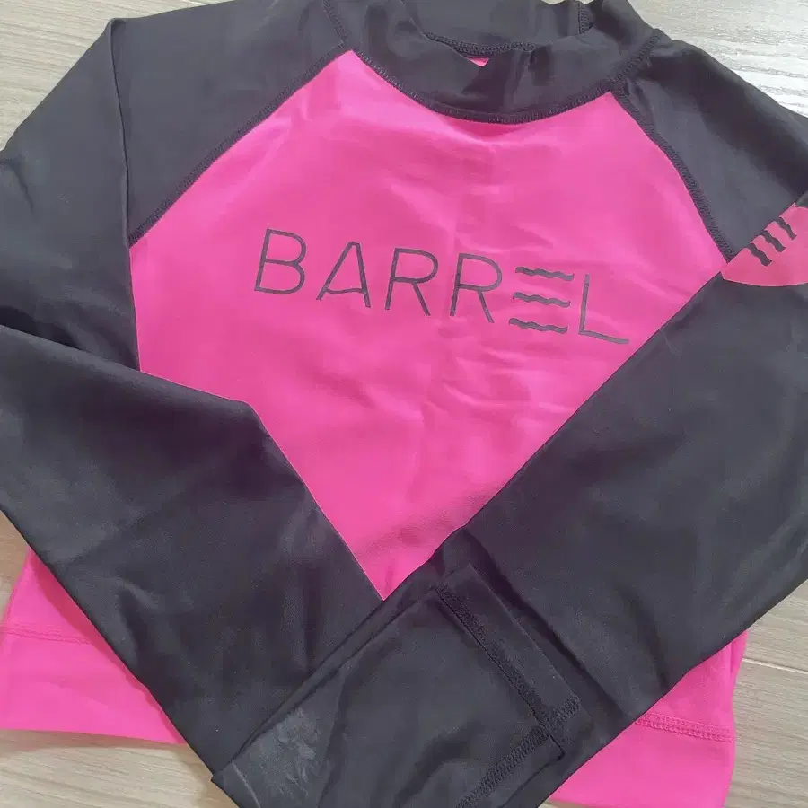 BARREL 크롭 래쉬가드