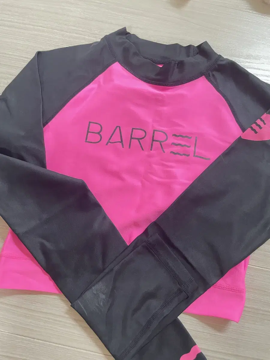 BARREL 크롭 래쉬가드