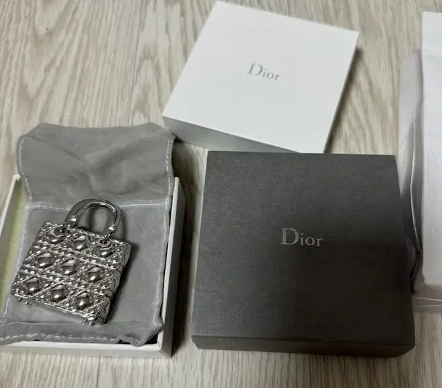 DiOR SILVER BAG CHARMㅡ디올백참