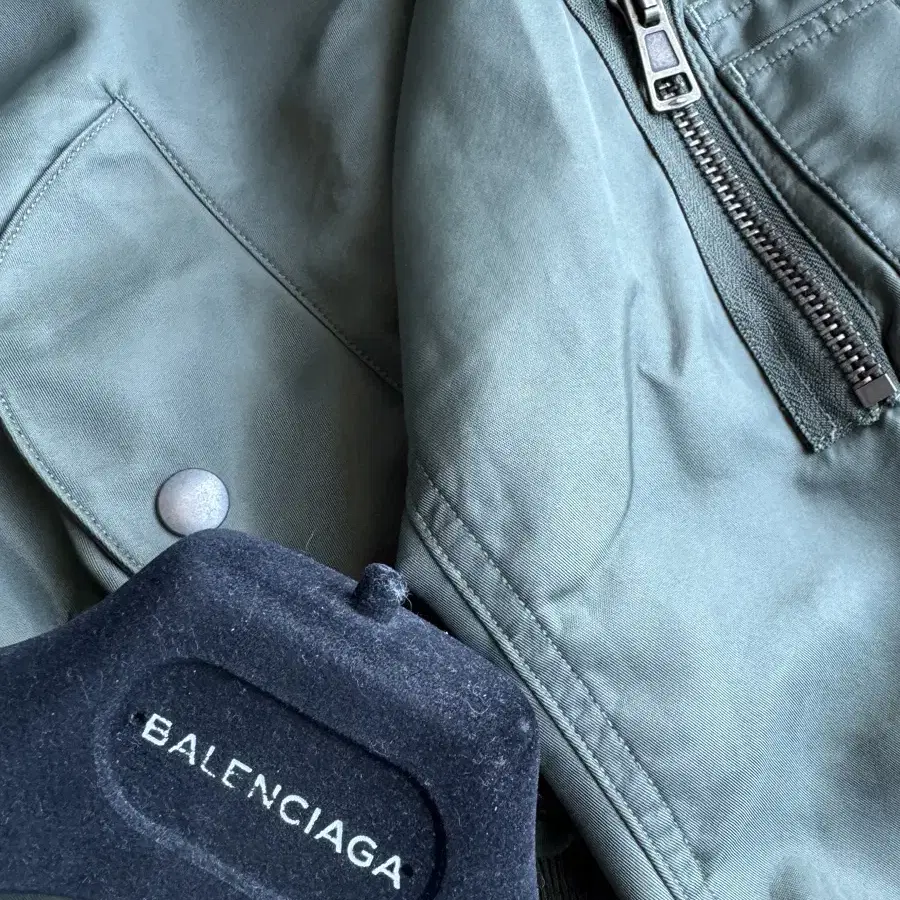 발렌시아가 17ss 크롭 봄버 자켓 올리브 BALENCIAGA