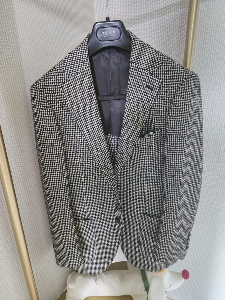 Man-on-the-Booboon Formal Setup Suit Set (Nearly New)