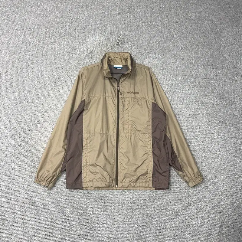 Functional beige windbreaker M from Colombia