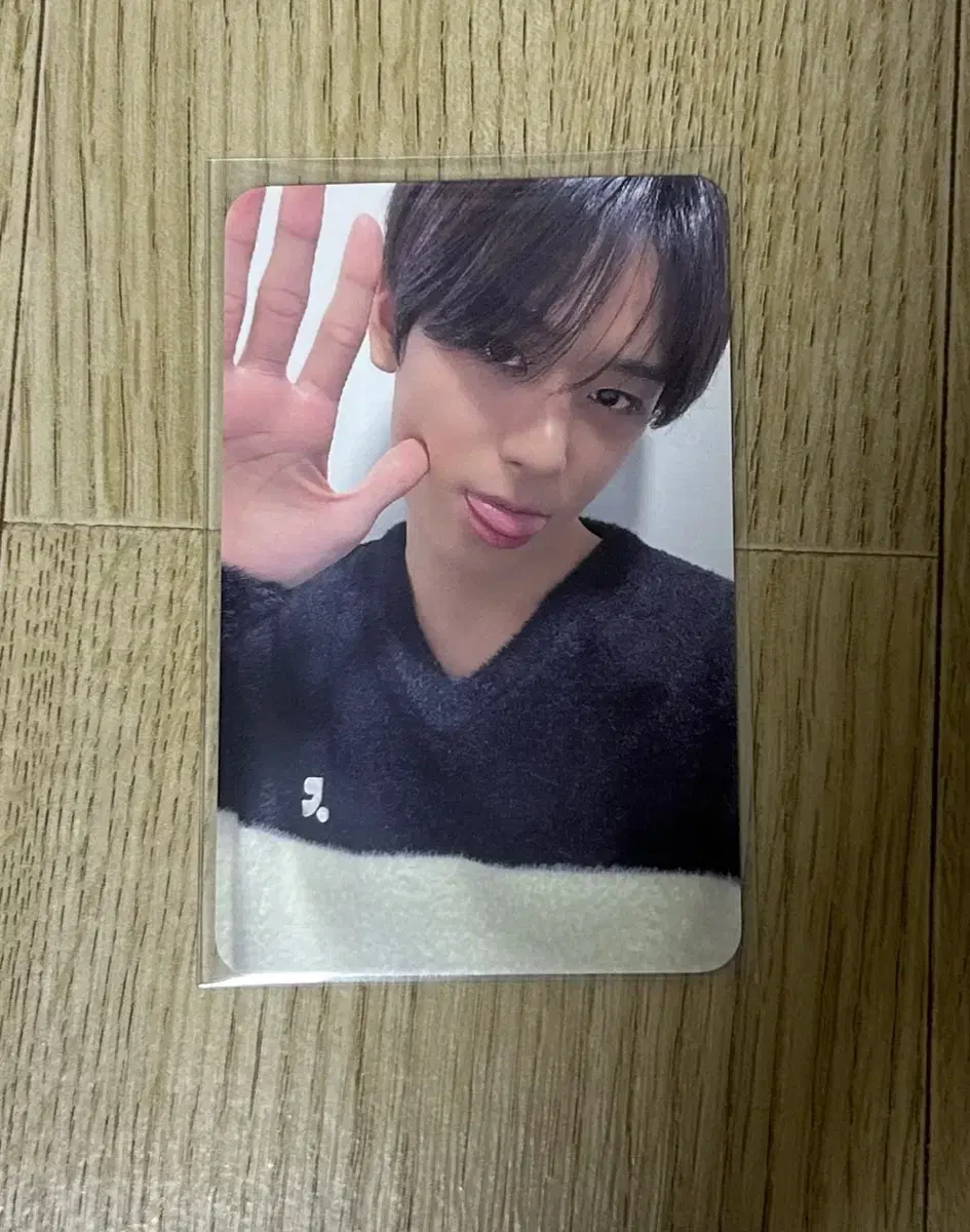 Juyeon with muu yongyong dying photocard