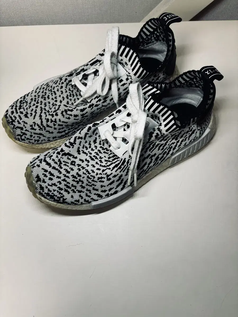 아디다스 NMD XR1 지브라