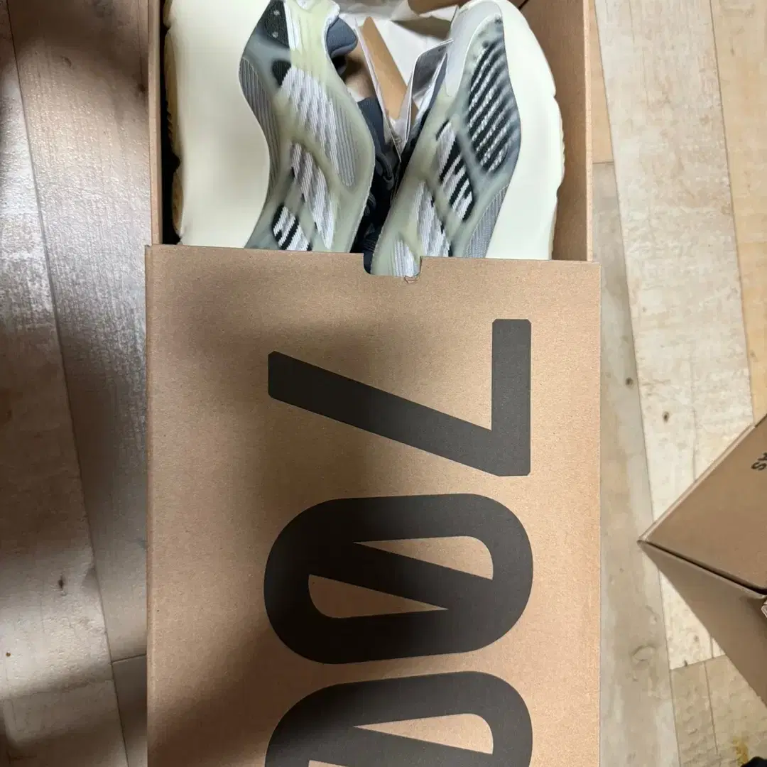 YEEZY 700 V3 이지 페이드 솔트 265 사이즈 판매