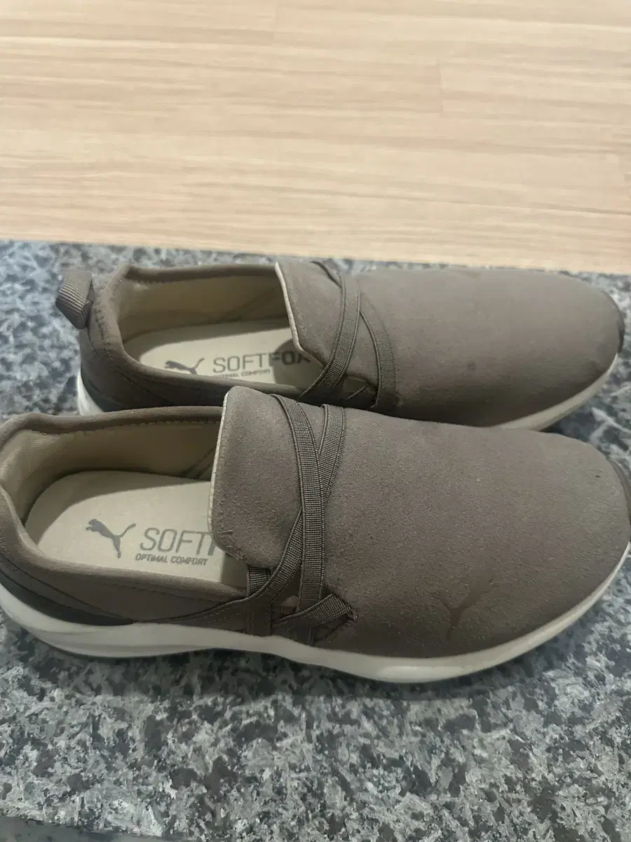 Puma sneakers size 240