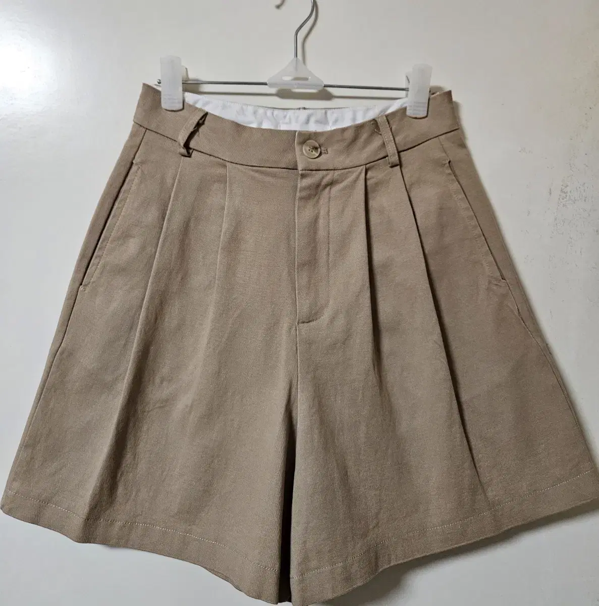 High-quality beige pintuck shorts