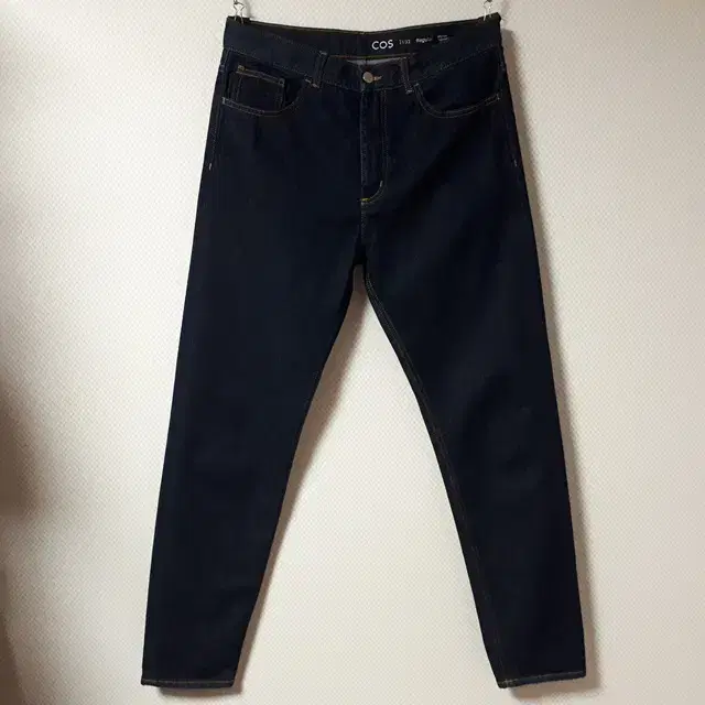 32/COS Mid-Rise Tapered Fit Jeans/32-1336