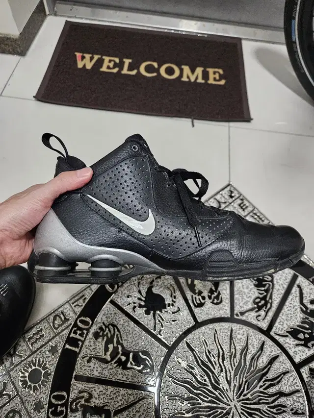 Nike shox bb pro silver black 270