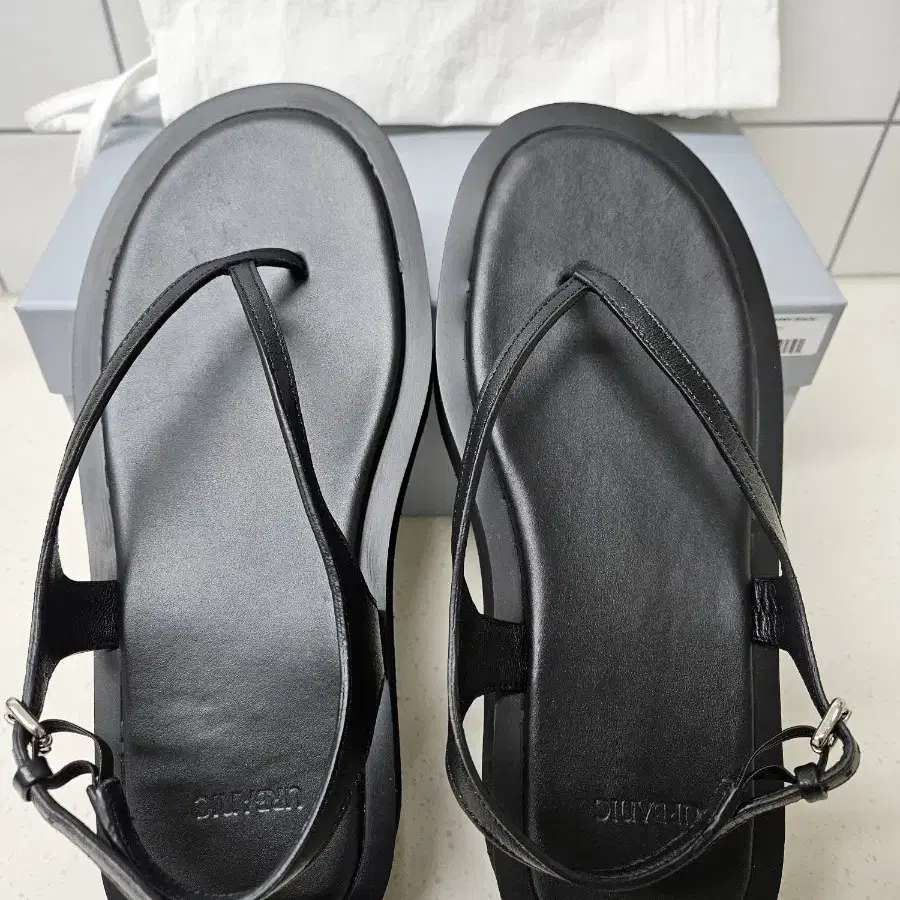 얼바닉30(URBANIC Claudie Sandal (BLACK)