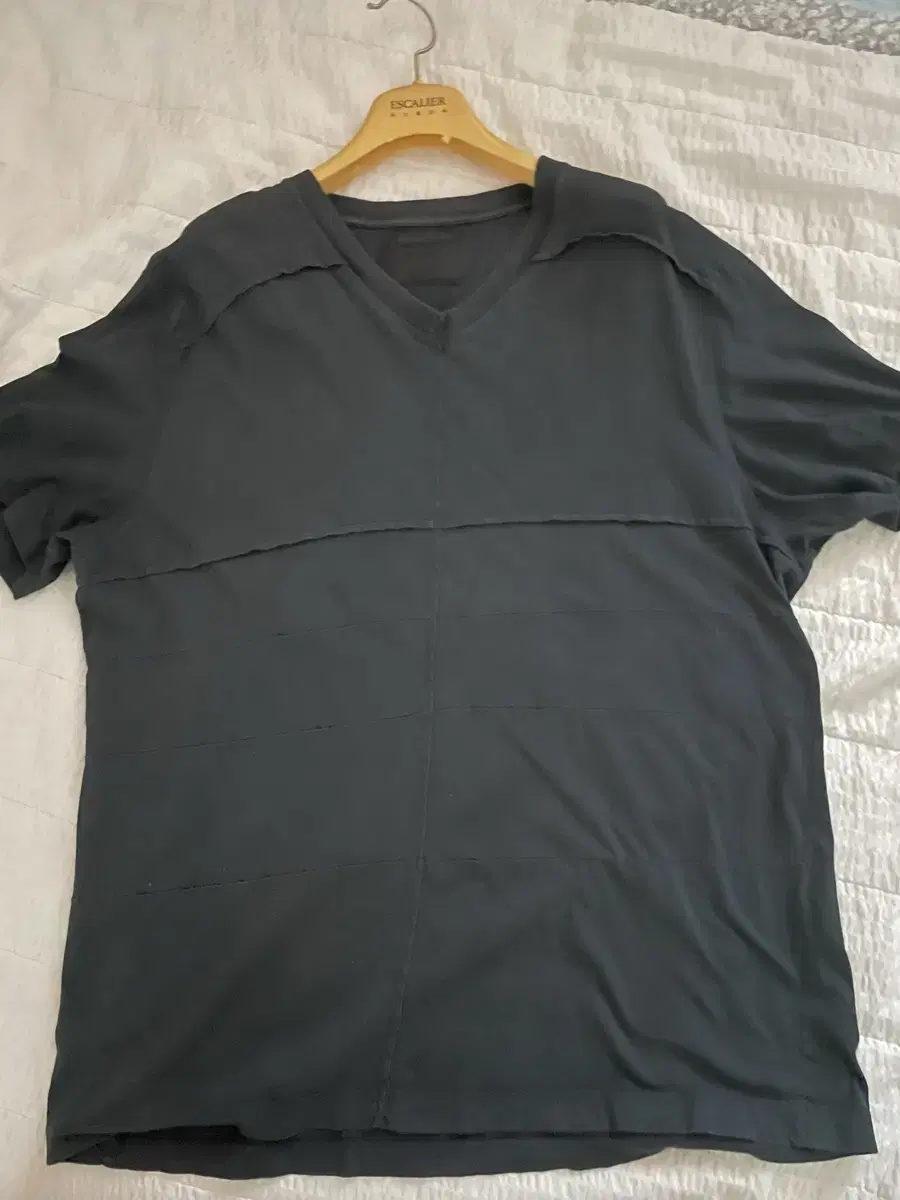 [Quick sale] (XL) Genuine Prada V-neck Short-sleeved T-shirt