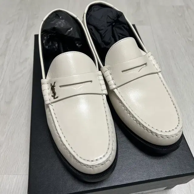 [새상품] 생로랑 페니로퍼 화이트 (size 38)