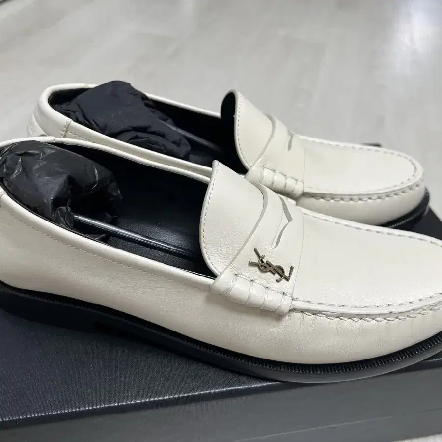 [새상품] 생로랑 페니로퍼 화이트 (size 38)