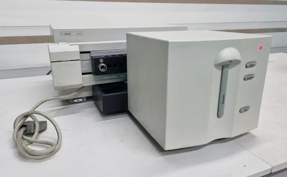 Agilent 8453 G1103A 분광광도계.