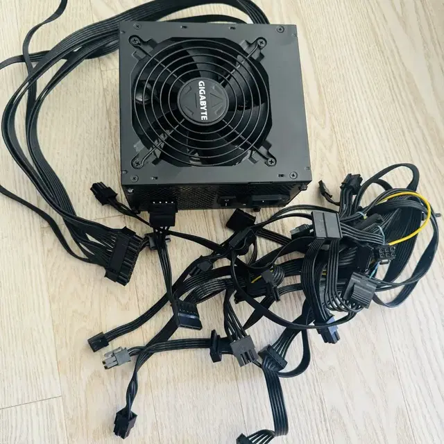 기가바이트 B700H 모듈러 파워서플라이 700W