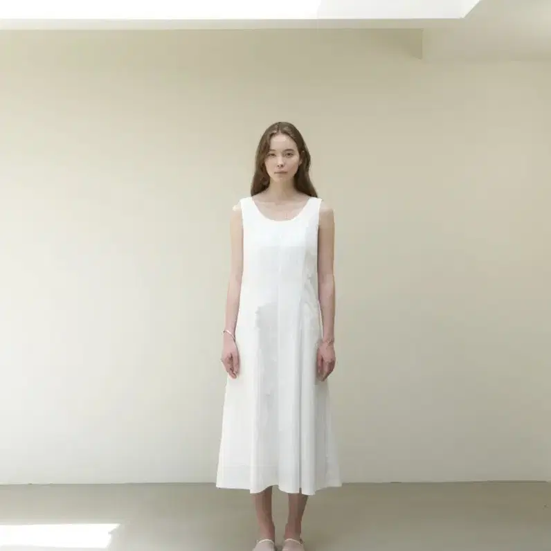 엔오디 Plain sleeveless dress - white