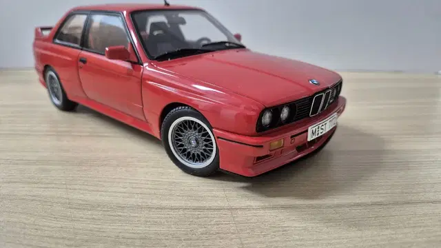 (1:18) 오토아트 BMW E30 M3 다이캐스트 모형(하자품)