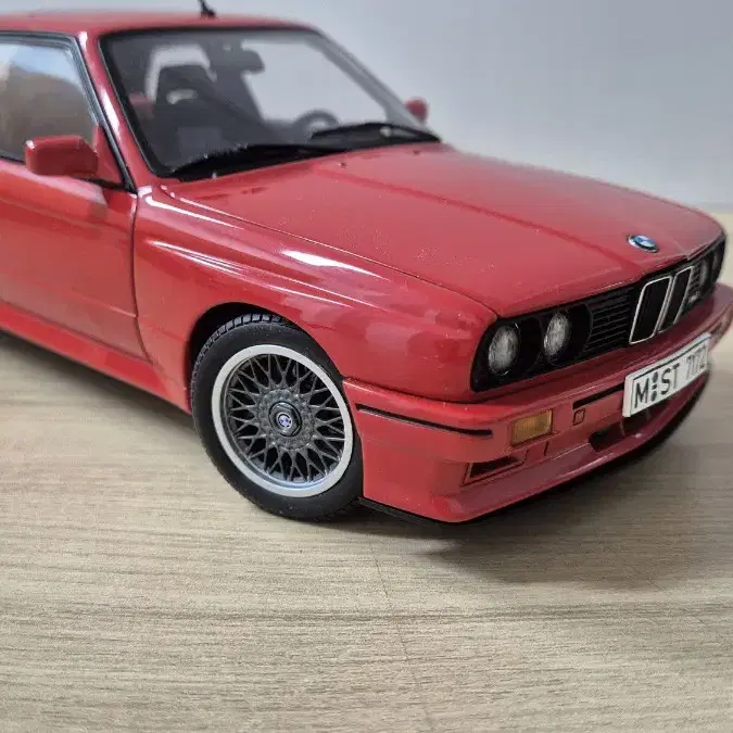 (1:18) 오토아트 BMW E30 M3 다이캐스트 모형(하자품)