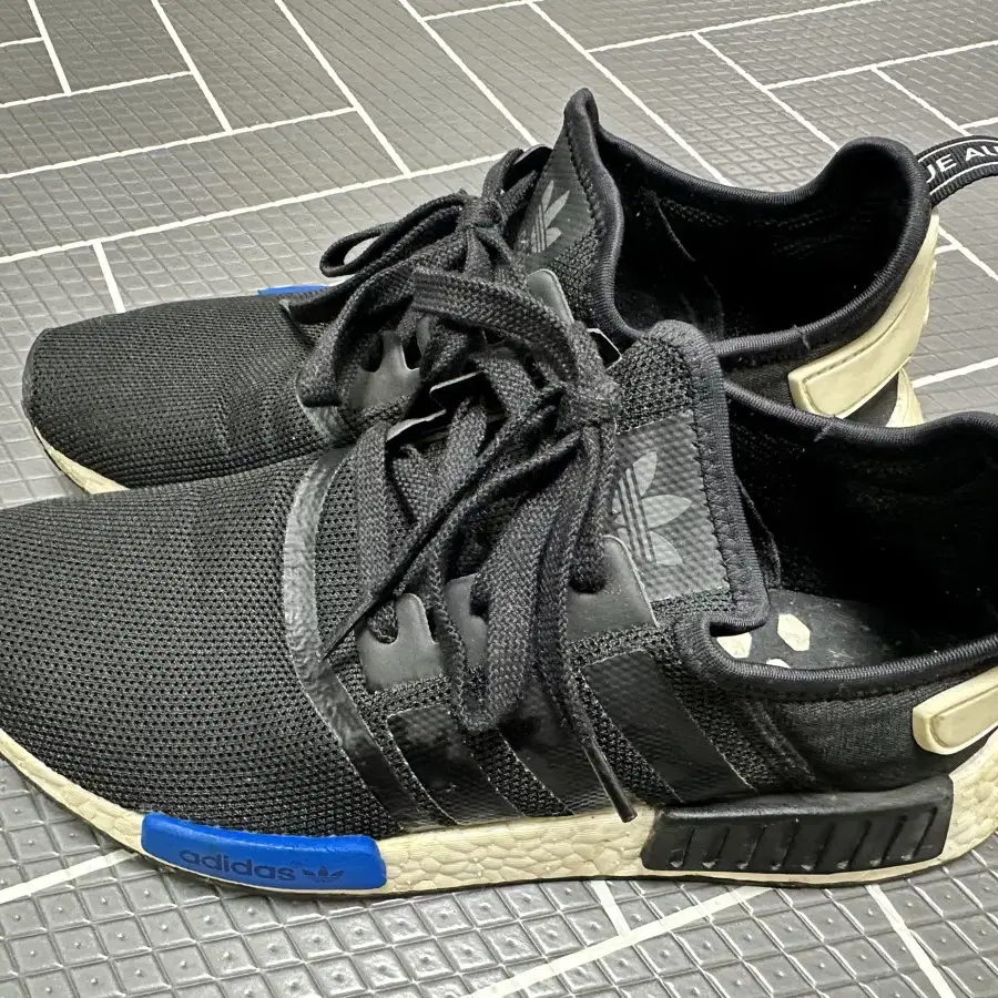 아디다스 NMD R1 코어 블랙 메쉬 도쿄 265